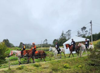 Contra viento y tormenta: competencia de enduro ecuestre en El RodeoMG