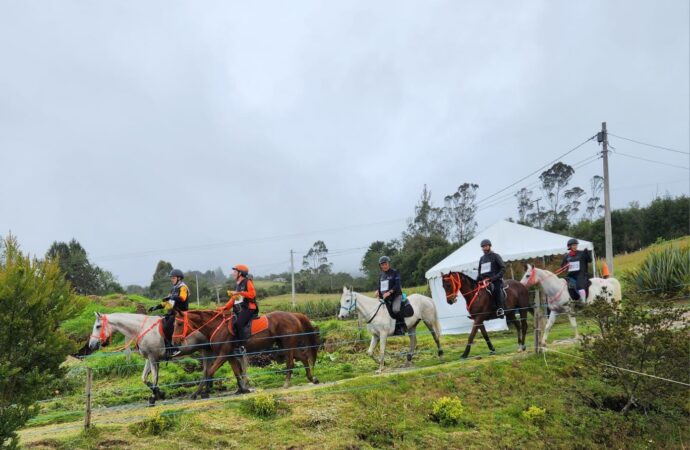 Contra viento y tormenta: competencia de enduro ecuestre en El RodeoMG